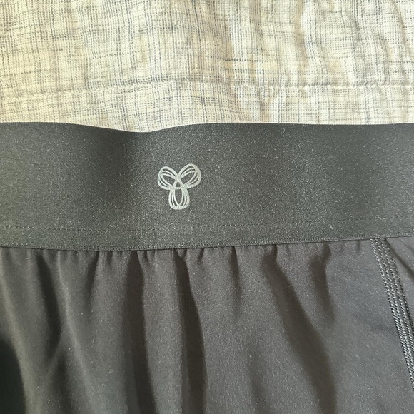 Aritzia Women's Skirt - Picture 2 of 4